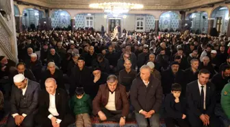 Elazığ'da Regaip Kandili'nde vatandaşlar camilere akın etti