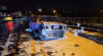 Eyüpsultan'da seyir halindeki otomobil alevlere teslim oldu