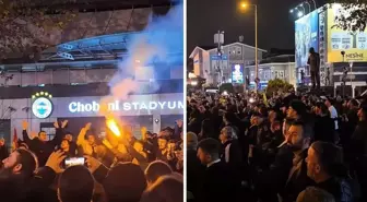 Fenerbahçelilerden Sadettin Saran'a destek! Stadın önünde toplandılar