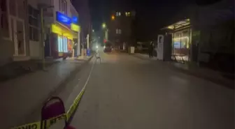 Husumetlisini görüp otomobilinden ateş açtı; yoldan geçen kişiyi vurdu