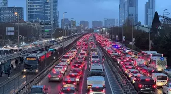 İstanbul'da akşam saatlerinde trafik yoğunluğu yüzde 90'a çıktı