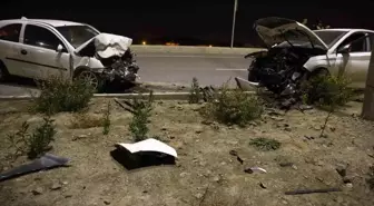 Kafa kafaya çarpışan otomobiller hurdaya döndü: 2 yaralı