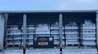 Kamyonet kasasında 4 bin 737 litre sahte içki ele geçirildi