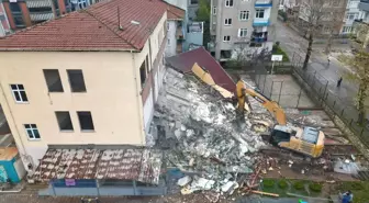 Kocaeli'de riskli olduğu tespit edilen bina yıkıldı