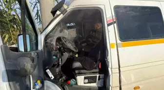 Minibüs elektrik direğine çarptı: 2 yolcu yaralandı