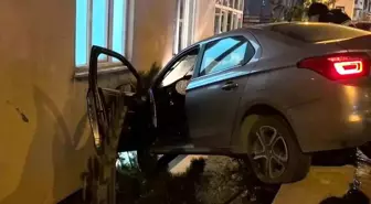 Otomobil bahçe duvarında asılı kaldı