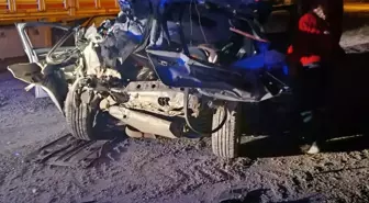 Otomobil, park halindeki TIR'a çarptı: 1ölü, 1 yaralı