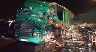 Rize'de tırın kırmızı ışıkta bekleyen tıra çarptığı kazada 1 kişi yaralandı