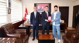 Sanatıyla Karacasu'ya değer katan öğrenci plaketle onurlandırıldı