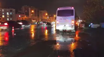 Silivri'de yolun karşısına geçmek isteyen kadına servis aracı çarptı