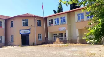 Yıllar önce kapısına kilit vurulan İlk ve Ortaokulu yıkılıyor