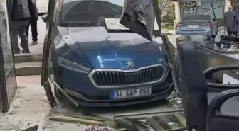 Arnavutköy'de akılalmaz kaza! Araba berber dükkanına daldı