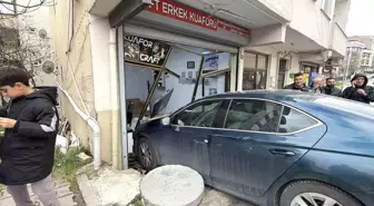 Arnavutköy'de ilginç kaza: Traş olan müşteri ve berbere otomobil çarptı