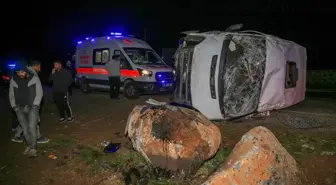 Diyarbakır'da inşaat işçilerini taşıyan minibüsün devrildiği kazada 16 kişi yaralandı