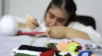 Doğuştan engelli Bengisu 'panç nakışı' yaparak hayatına renk katıyor