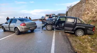 Eğirdir'de iki otomobil çarpıştı, sürücüler yaralandı