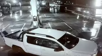 Ehliyetsiz sürücünün kullandığı kamyonetin motosiklete çarptığı kaza kamerada; 1 ölü