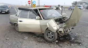 Kars'ta iki otomobilin çarpıştığı kazada 3 kişi yaralandı