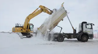 Kars'ta şehit heykellerinin yapımında kullanılacak kar taşınmaya başlandı