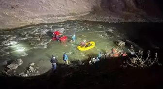 Kontrolden çıkan otomobil Zap Suyu'na uçtu: 1'i ağır yaralı