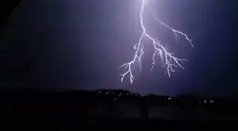 Kuşadası'nda geceyi şimşekler aydınlattı