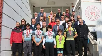 Mahalle aralarında yetişen bisiklet şampiyonlarından Gençlik ve Spor İl Müdürü'ne ziyaret