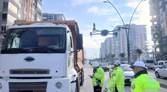 Malatya'da beton mikserleri ve hafriyat kamyonlarına dron destekli denetim