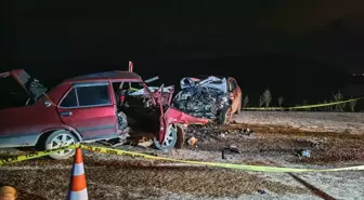 Manisa'da iki otomobilin çarpıştığı kazada 3 kişi öldü, 1 kişi yaralandı