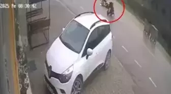 Motokurye, kendisine saldıran sokak köpeğinden kaçarken kaza yaptı
