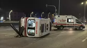 Otomobil ile çarpışan ambulans devrildi; 3 sağlık personeli yaralı