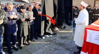 Şehit cenazesinde acılı babanın terlikli hali görenleri kahretti