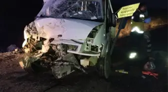 Tokat'ta kamyonet ile traktörün çarpıştığı kazada 2 kişi yaralandı