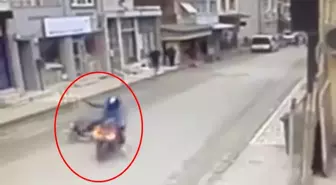 Yayaya çarpan motosikletli kaza sonrası kaçtı; o anlar kamerada