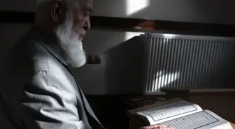 Yıllarca hafız yetiştiren 75 yaşındaki Osman hoca gençlerle yan yana ezber tazeliyor