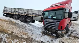 Adilcevaz'da briket yüklü tır devrildi: 1 yaralı