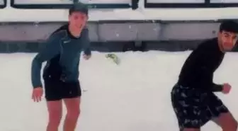 Arda Güler ve Yiğit Efe Demir, -4 dereceye aldırış etmeden karda futbol oynadı