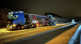 Ardahan'da kar ve buzlanma nedeniyle tırlar yolda kaldı