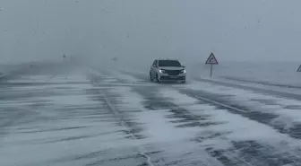 Ardahan'da kar yağışı ulaşımı etkiledi
