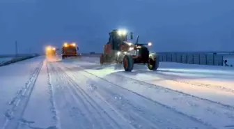 Aşkale'de sabahın ilk ışıklarıyla karla mücadele çalışması