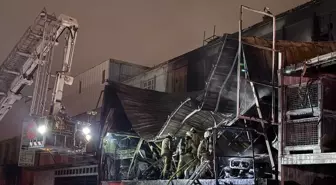 Başakşehir'de oto sanayi sitesinde çıkan yangına müdahale ediliyor