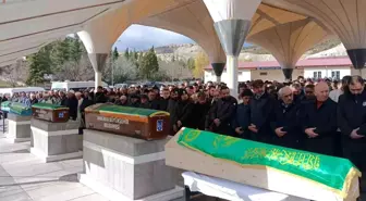 Beypazarı'nda trafik kazasında vefat eden çift ve bebekleri son yolculuğuna uğurlandı