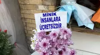 Bir saksıya ayırdığı çiçekleri küçük çocuklar için ücretsiz yaptı
