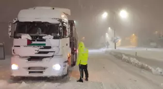Bitlis'te yoğun kar yağışı nedeniyle bazı yollar ağır vasıta trafiğine kapatıldı