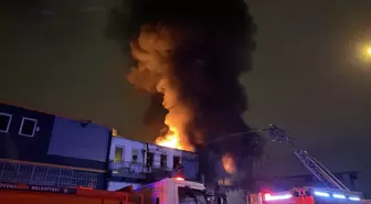Bursa'da plastik kalıp atölyesinde başlayıp bitişiğindeki iş yerine sıçrayan yangına müdahale ediliyor