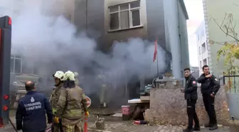 Çekmeköy'de 3 katlı binada yangın