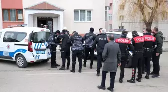 Erzurum'da karbonmonoksit gazından zehirlenmek üzere olan genci polis ve itfaiye kurtardı