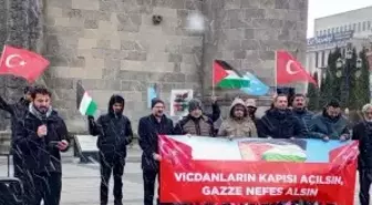 Erzurum'da sağlık çalışanları Gazze için 'sessiz yürüyüş'lerini 111. haftada kar yağışı altında yaptı