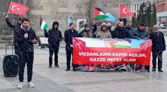 Erzurum'da sağlık çalışanları Gazze için 'sessiz yürüyüş'lerini 111. haftada kar yağışı altında yaptı