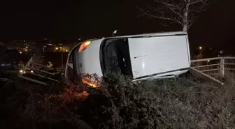 Hafif ticari araç ile otomobil çarpıştı; 3 yaralı