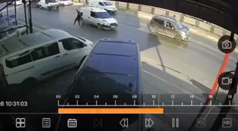 Hafif ticari araç yayaya çarptı: O anlar kamerada